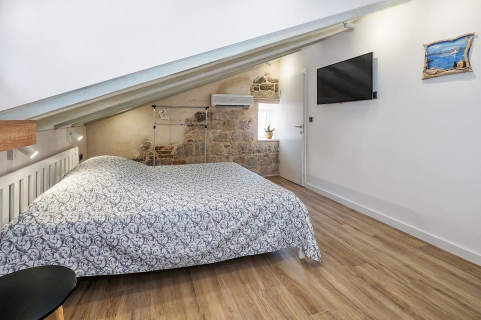 Bed, TV and multimedia, Bedroom