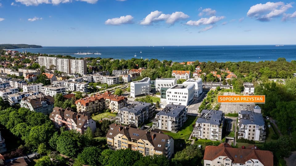 Bird's eye view, Location