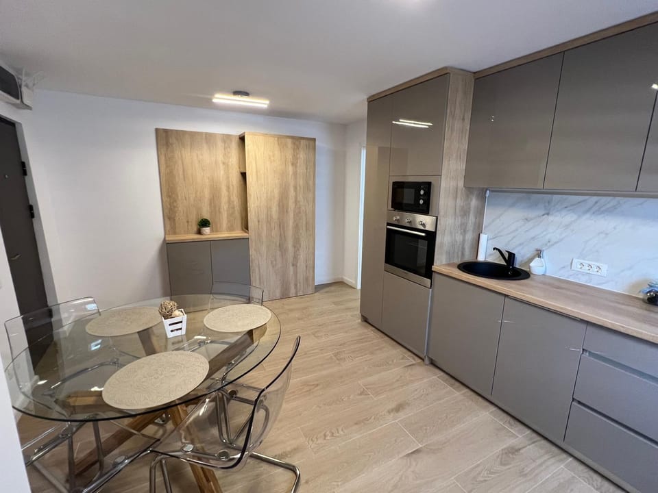 Kitchen or kitchenette, Dining area, stove