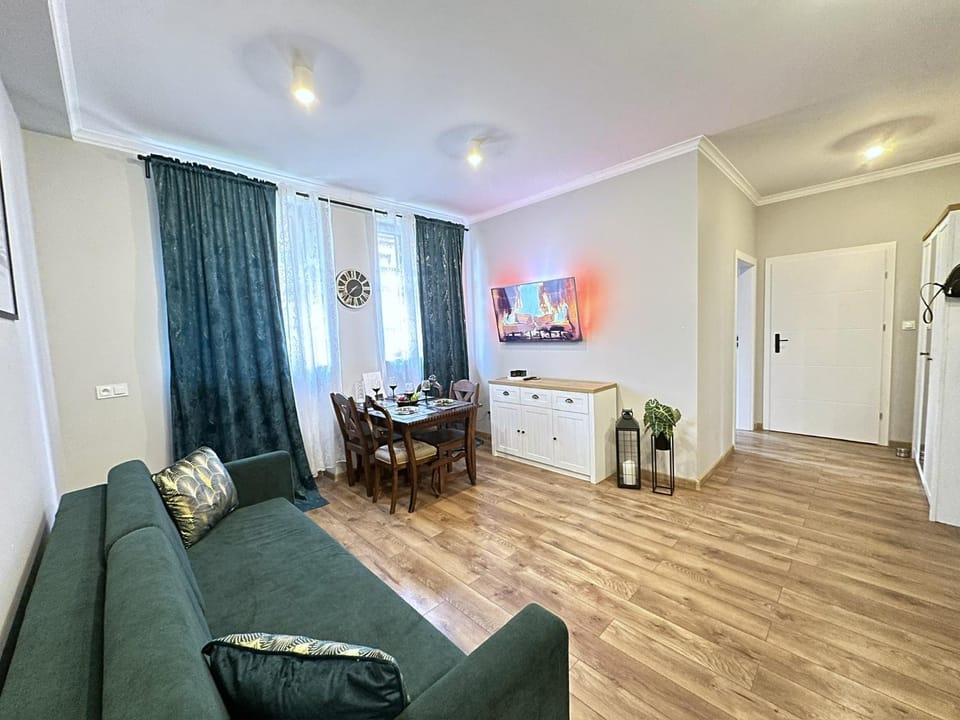 Bed, TV and multimedia, Living room, Seating area, Dining area