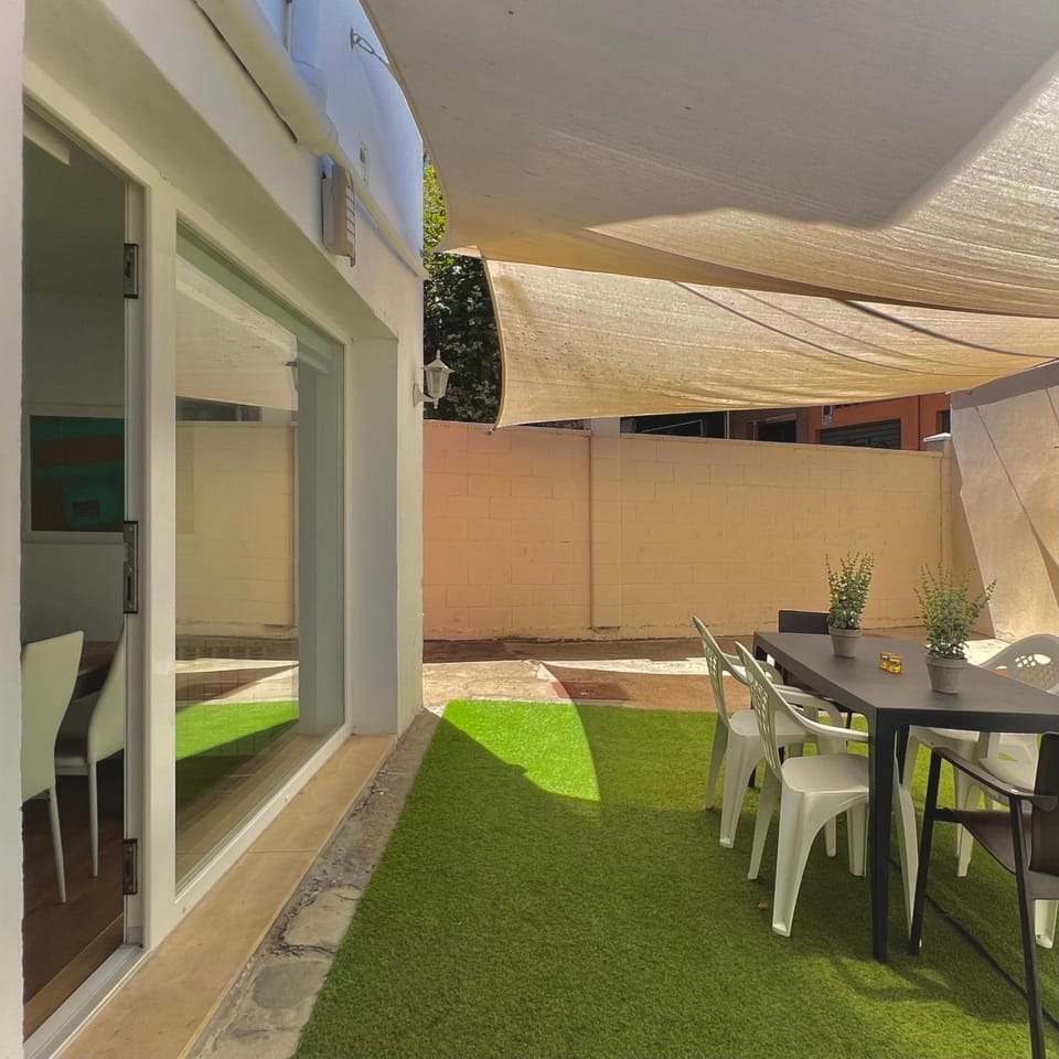Patio, Day, Dining area