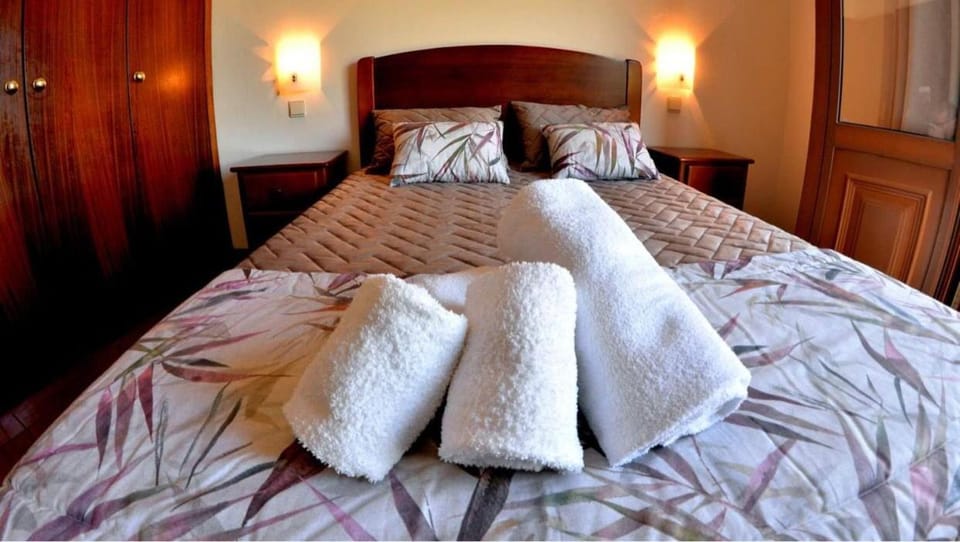 Bed, towels