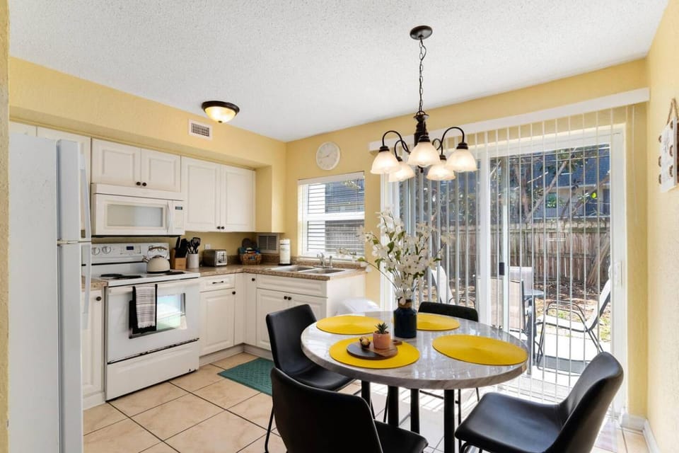 Ocean 20 - Sunny Seaside Apartment in Indian Harbour Beach