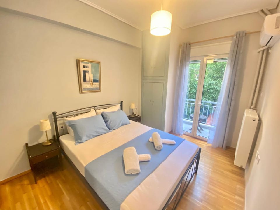 Bed, Living room, Photo of the whole room, Seating area, Bedroom, towels