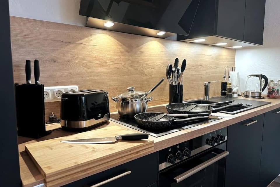 Kitchen or kitchenette, pet friendly, stove, toaster