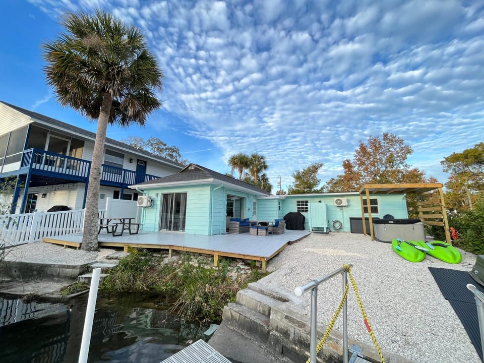 Weeki Wachee Retreat Canal home with hot tub kayaks canoe and boat with trolling motor included House in Florida