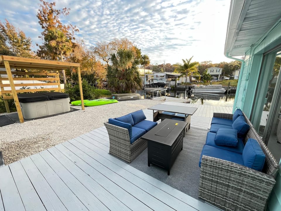 Weeki Wachee Retreat Canal home with hot tub kayaks canoe and boat with trolling motor included House in Florida
