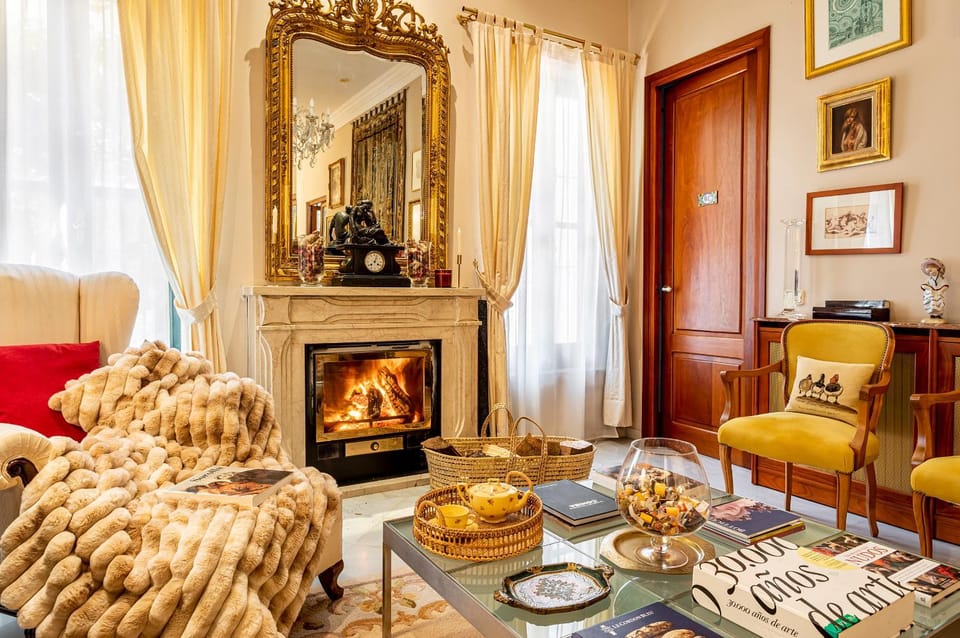 Living room, Seating area, fireplace, fireplace