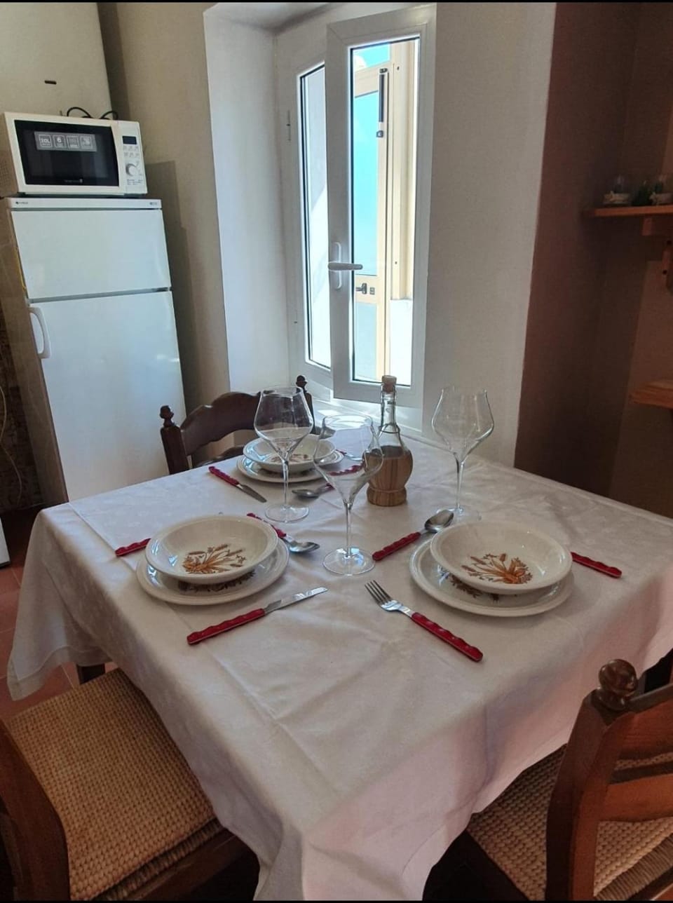 Kitchen or kitchenette, Food and drinks, Dining area