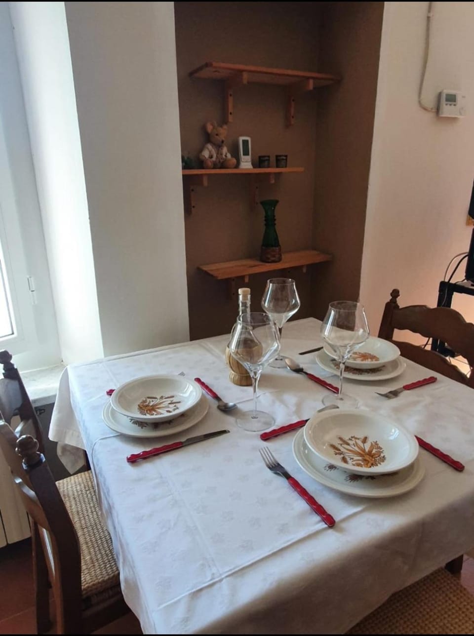 Living room, Food and drinks, Dining area, Food, Drinks
