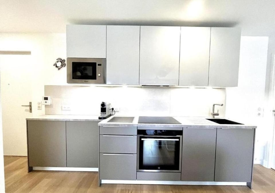 Coffee/tea facilities, Kitchen or kitchenette, dishwasher, microwave, oven, stove, toaster, kitchen
