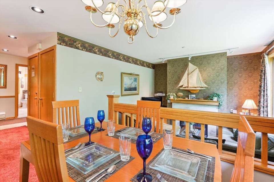 Living room, Seating area, Dining area, Family