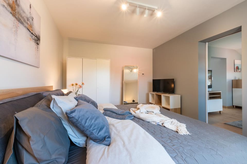 Bed, TV and multimedia, Bedroom, wardrobe