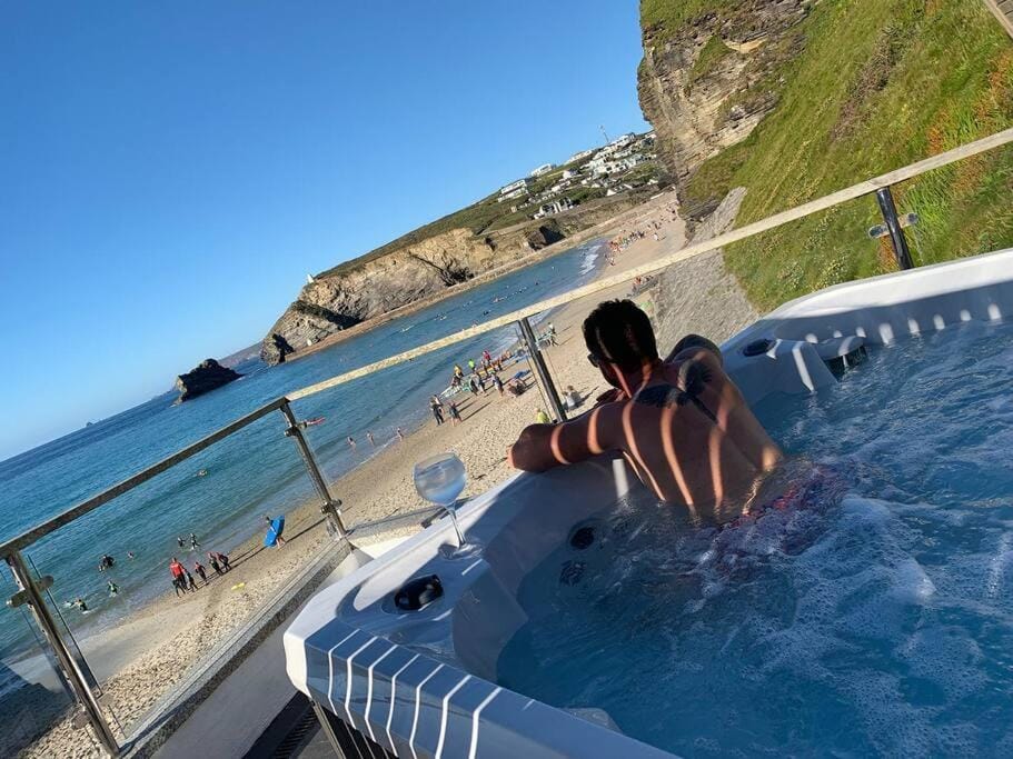 Nearby landmark, Day, People, Hot Tub, Beach, Pool view, Sea view, Swimming pool, group of guests