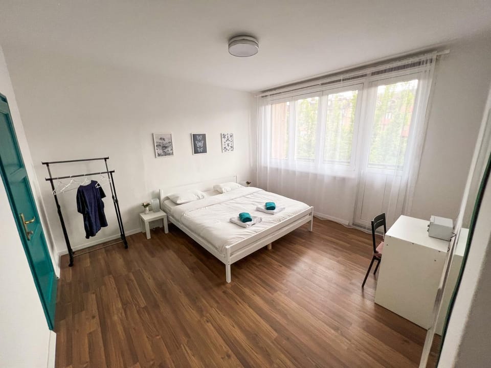 Photo of the whole room, Bedroom, towels