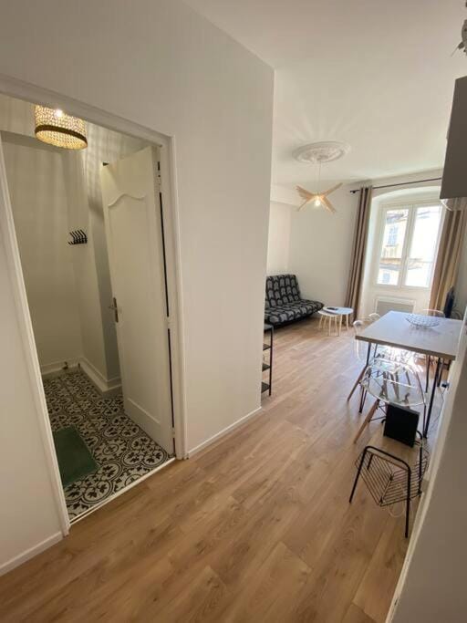 Corte magnifique T2 45m2 neuf 5 personnes place st marcel hyper centre wifi lave linge tv Apartment in Corsica