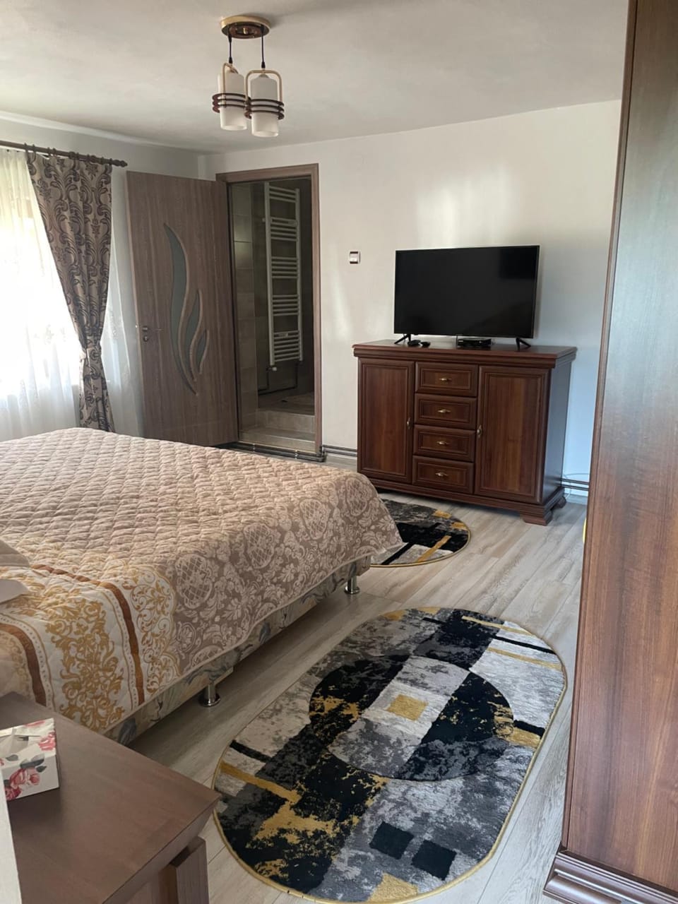 Bed, TV and multimedia, Photo of the whole room, Seating area, Bedroom