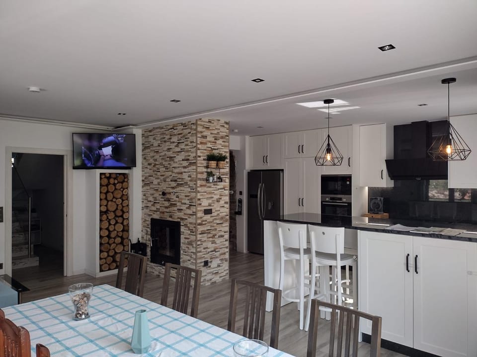 Communal lounge/ TV room, Kitchen or kitchenette, Dining area