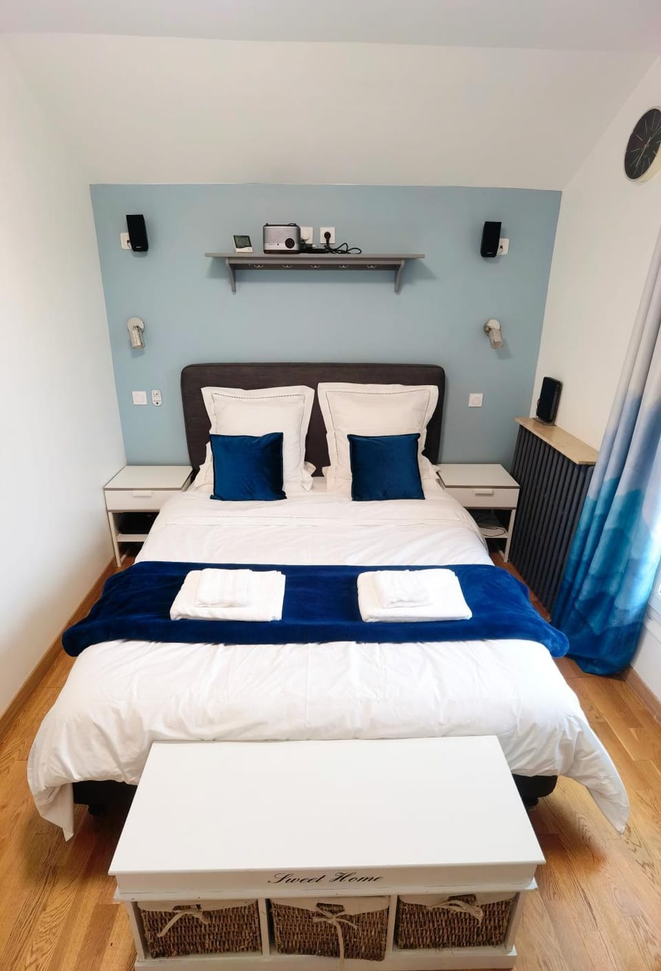 Bed, Bedroom, towels