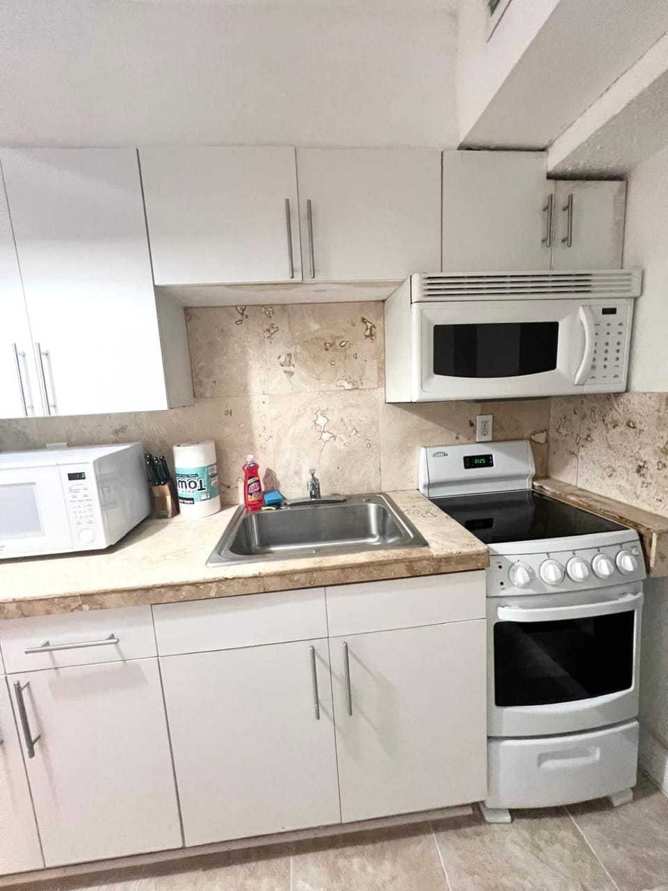 Kitchen or kitchenette, oven