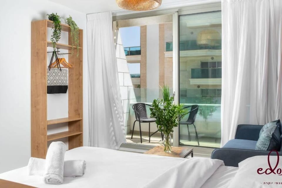 Bed, Photo of the whole room, towels