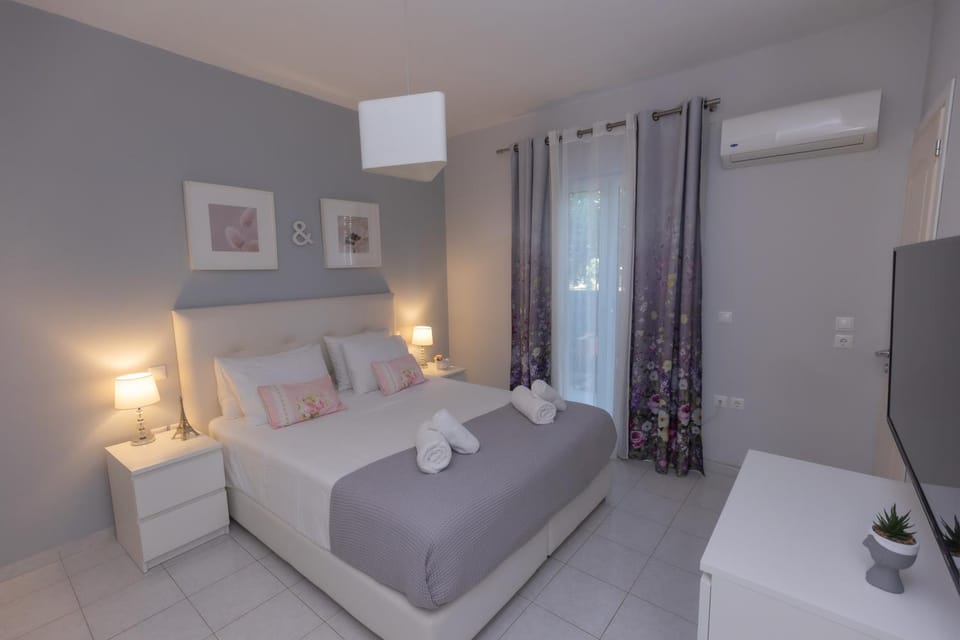 Bed, TV and multimedia, Bedroom, towels, air conditioner