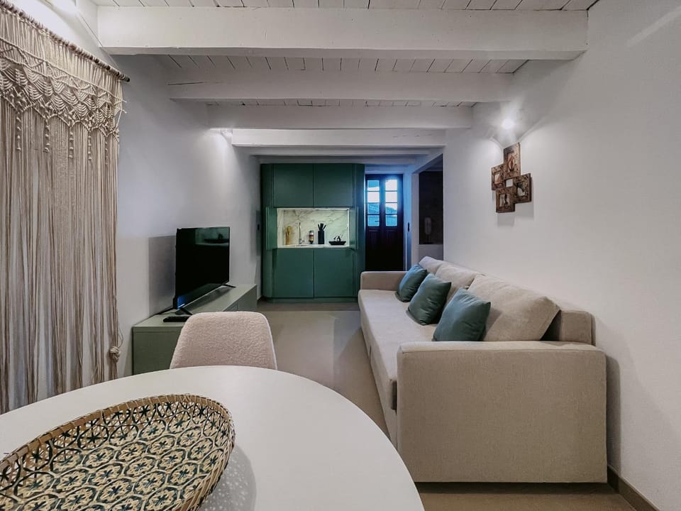 Communal lounge/ TV room, TV and multimedia, Living room, Seating area