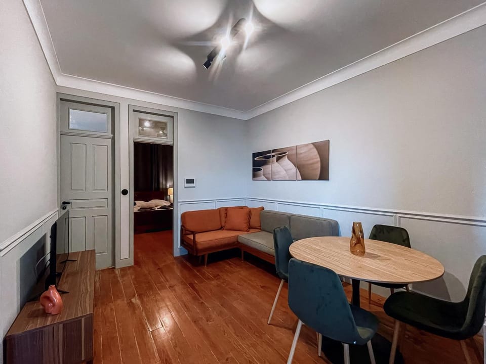 TV and multimedia, Living room, Seating area, Dining area