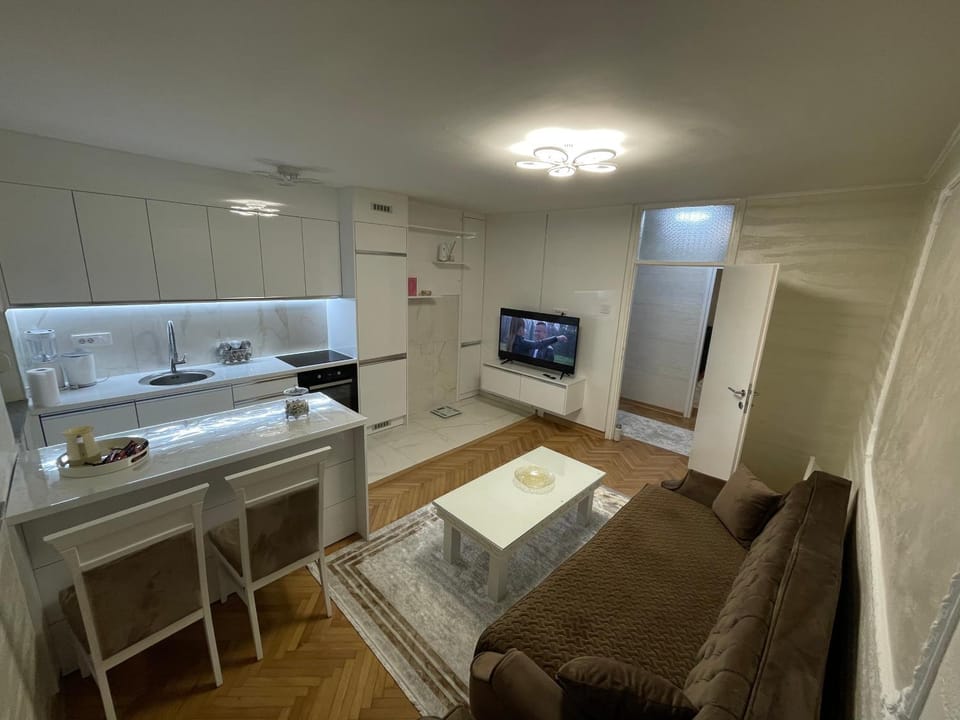 Living room, Dining area, oven