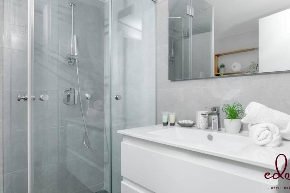 Shower, Bathroom, towels