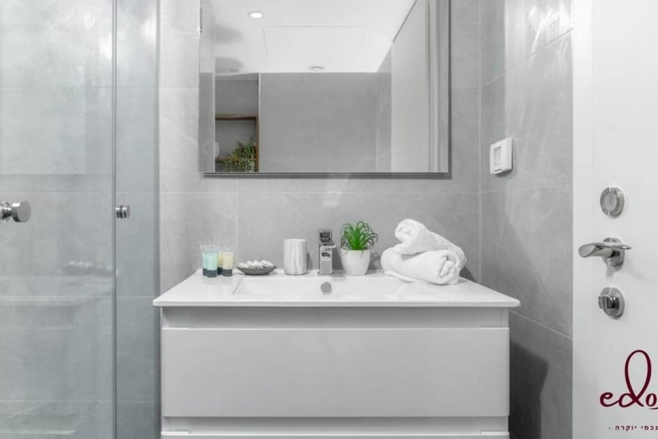 Bathroom, towels