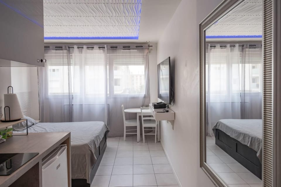 Bron centre appartement meublé avec jacuzzi Apartment in Auvergne-Rhône-Alpes