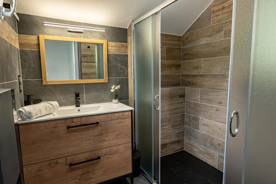 Shower, Bathroom, towels