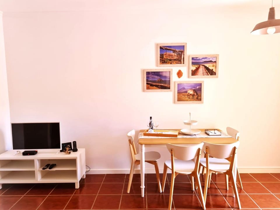 Communal lounge/ TV room, TV and multimedia, Living room, Dining area