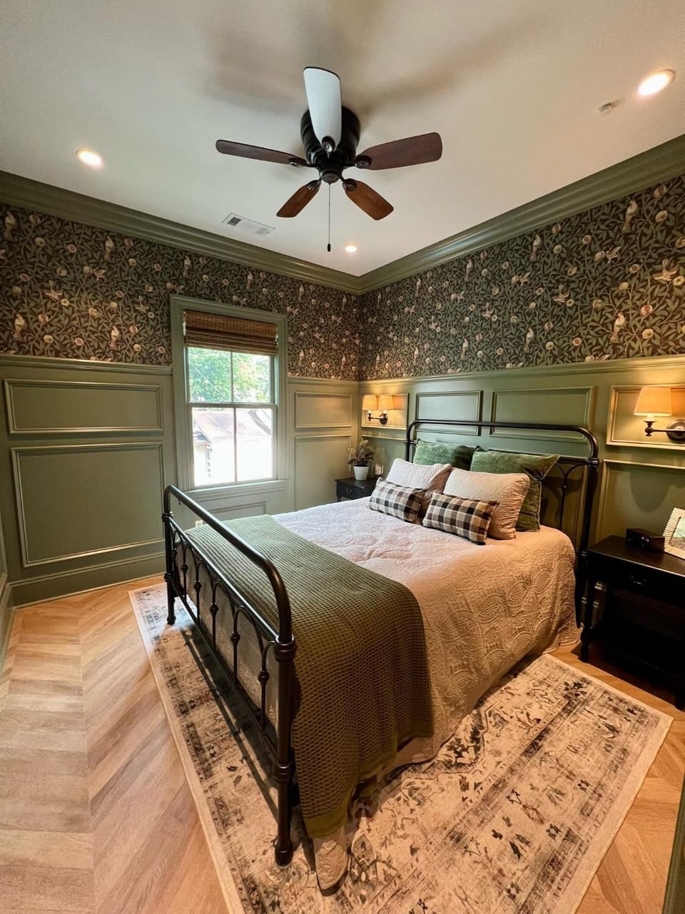 Bed, Photo of the whole room, Bedroom, fireplace