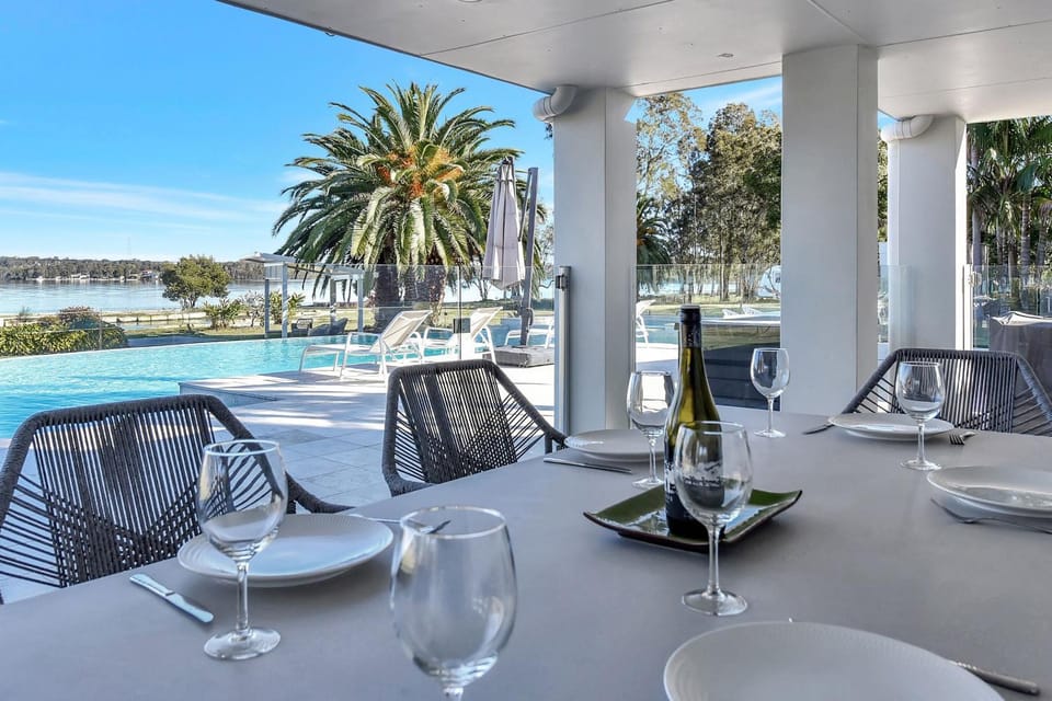 Lake Palm Resort Luxury Retreat absolute Waterfront on 3 acres at Lake Macquarie. House in Lake Macquarie