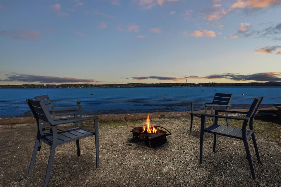 Lake Palm Resort Luxury Retreat absolute Waterfront on 3 acres at Lake Macquarie. House in Lake Macquarie