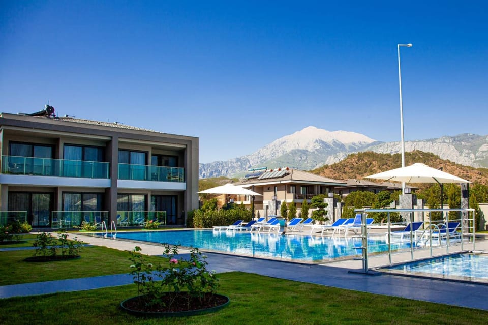 Nearby landmark, Natural landscape, Mountain view, Pool view, Swimming pool, sunbed