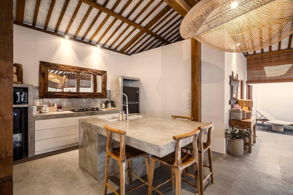 Kitchen or kitchenette, Dining area, minibar, stove