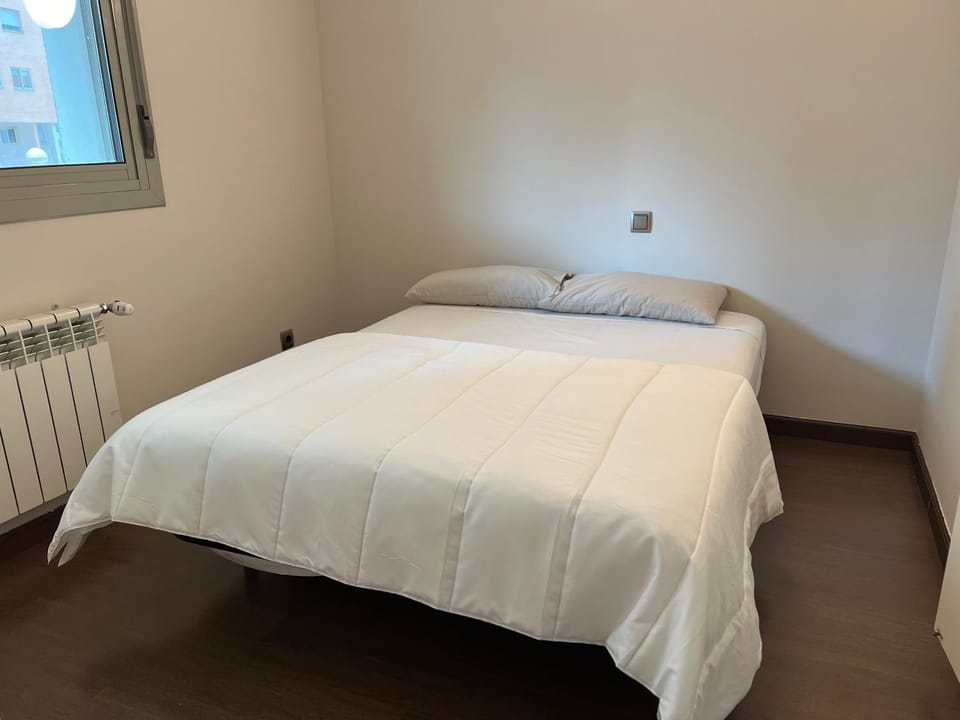 Bed, Photo of the whole room, Bedroom, internet