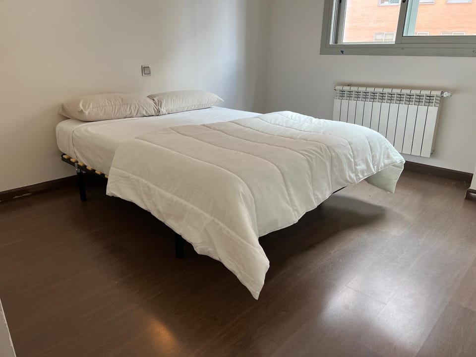 Bed, Photo of the whole room, Bedroom, internet
