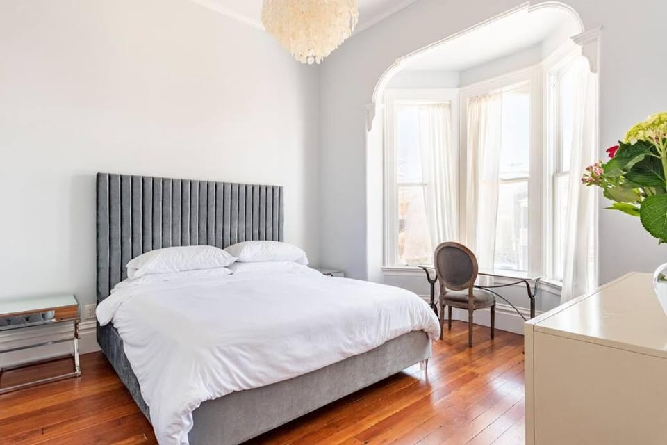 Luxury Victorian House 10 mins to SF, Rose Garden & 3 Private Parking House in Oakland