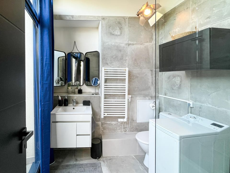 Shower, Toilet, heating, internet, washing machine