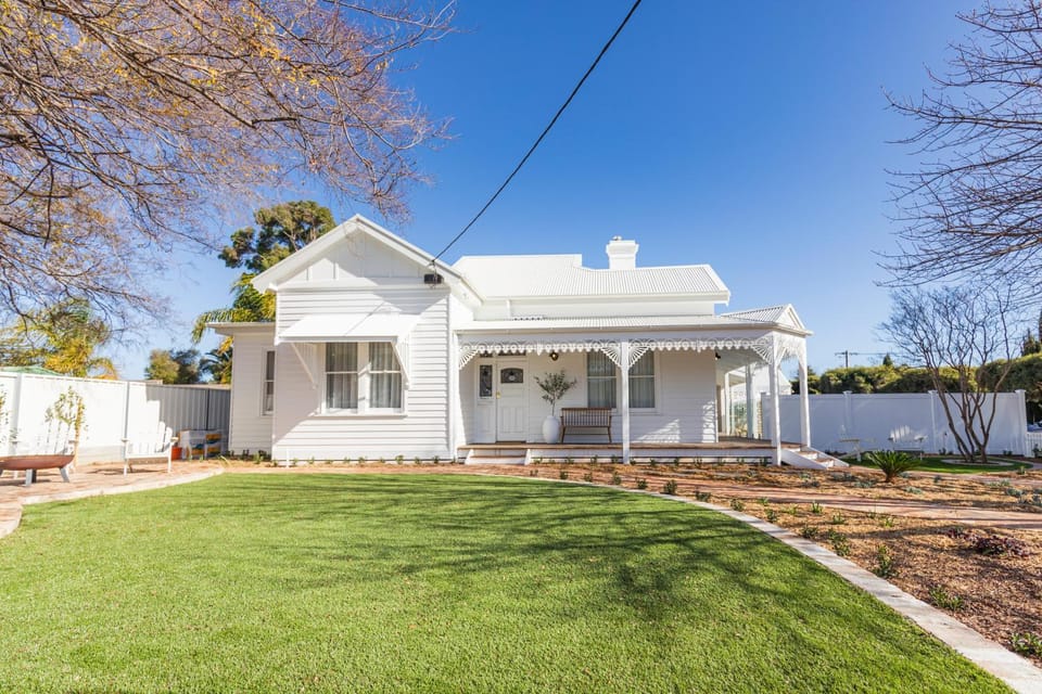 White House Swan Hill House in Swan Hill