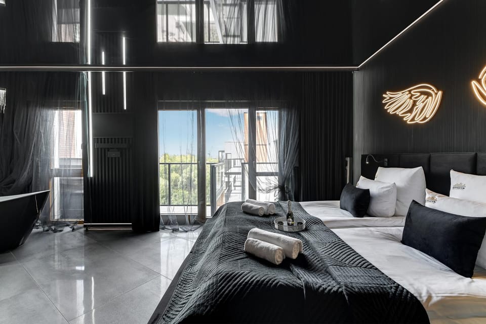 Bed, View (from property/room), Balcony/Terrace, Photo of the whole room, Seating area, Bedroom