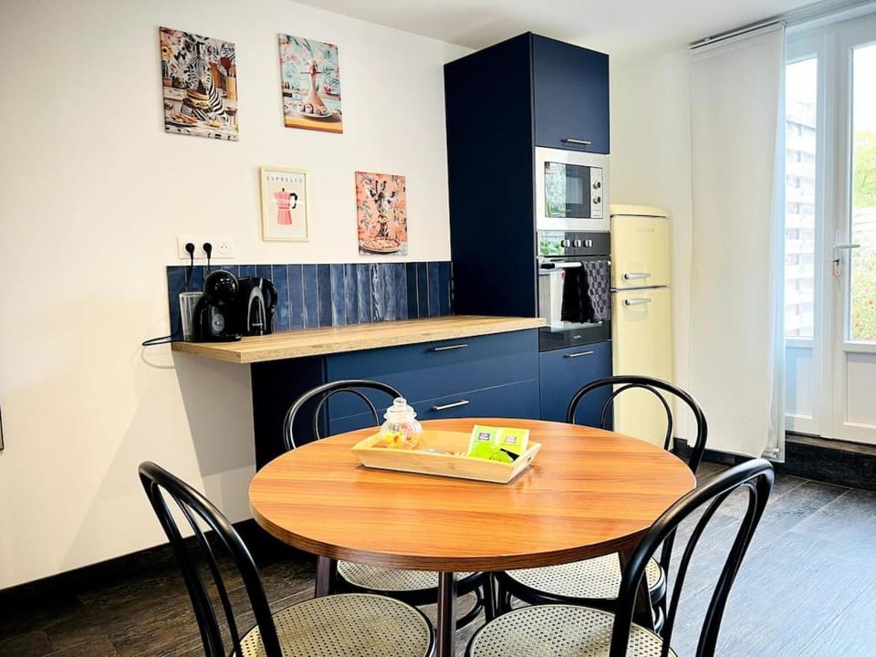 Coffee/tea facilities, Kitchen or kitchenette, Dining area, microwave, oven