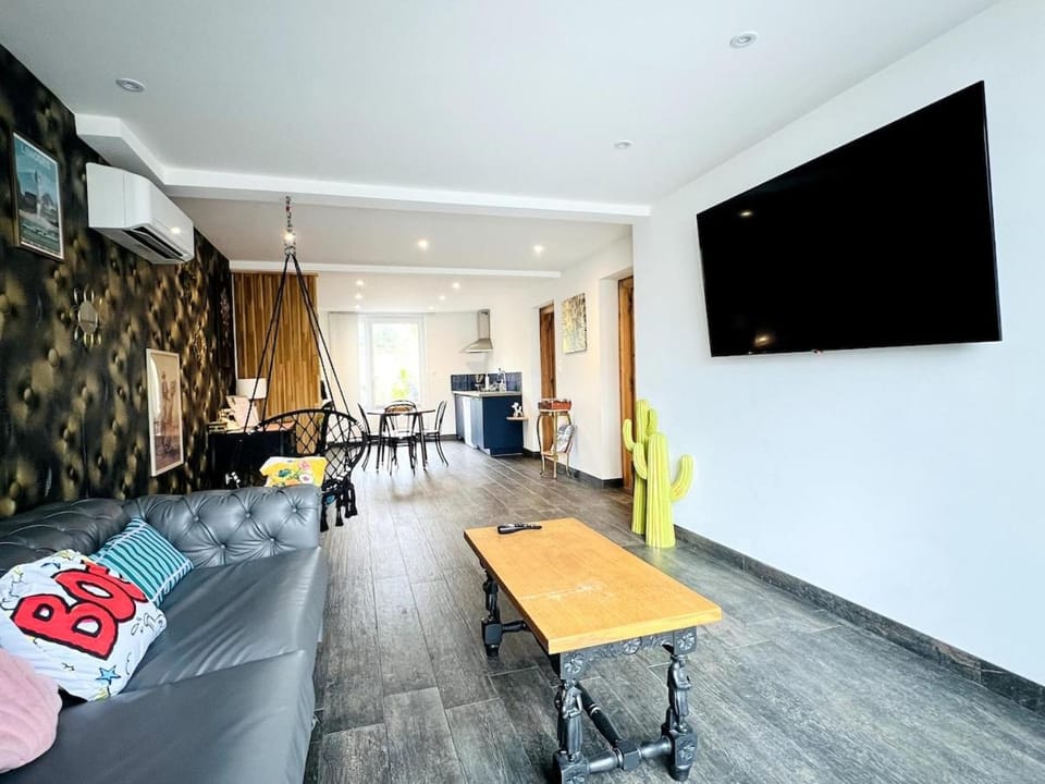 TV and multimedia, Living room, Seating area
