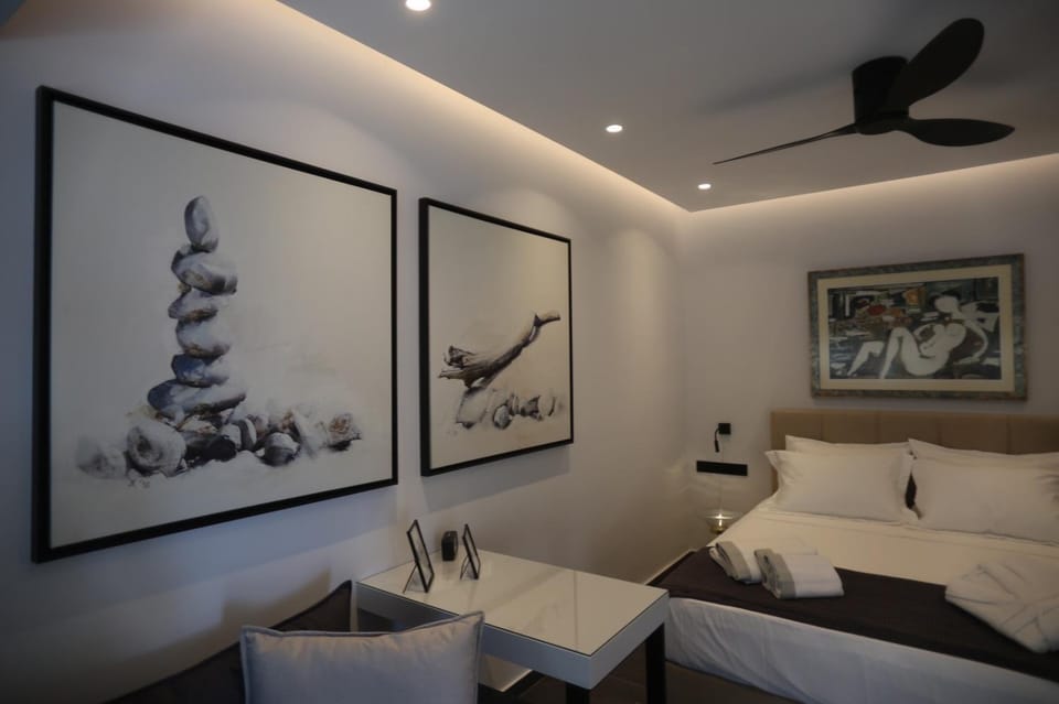 Bed, Decorative detail, fireplace