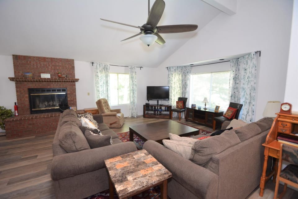 Brummett Lodge House in Bass Lake