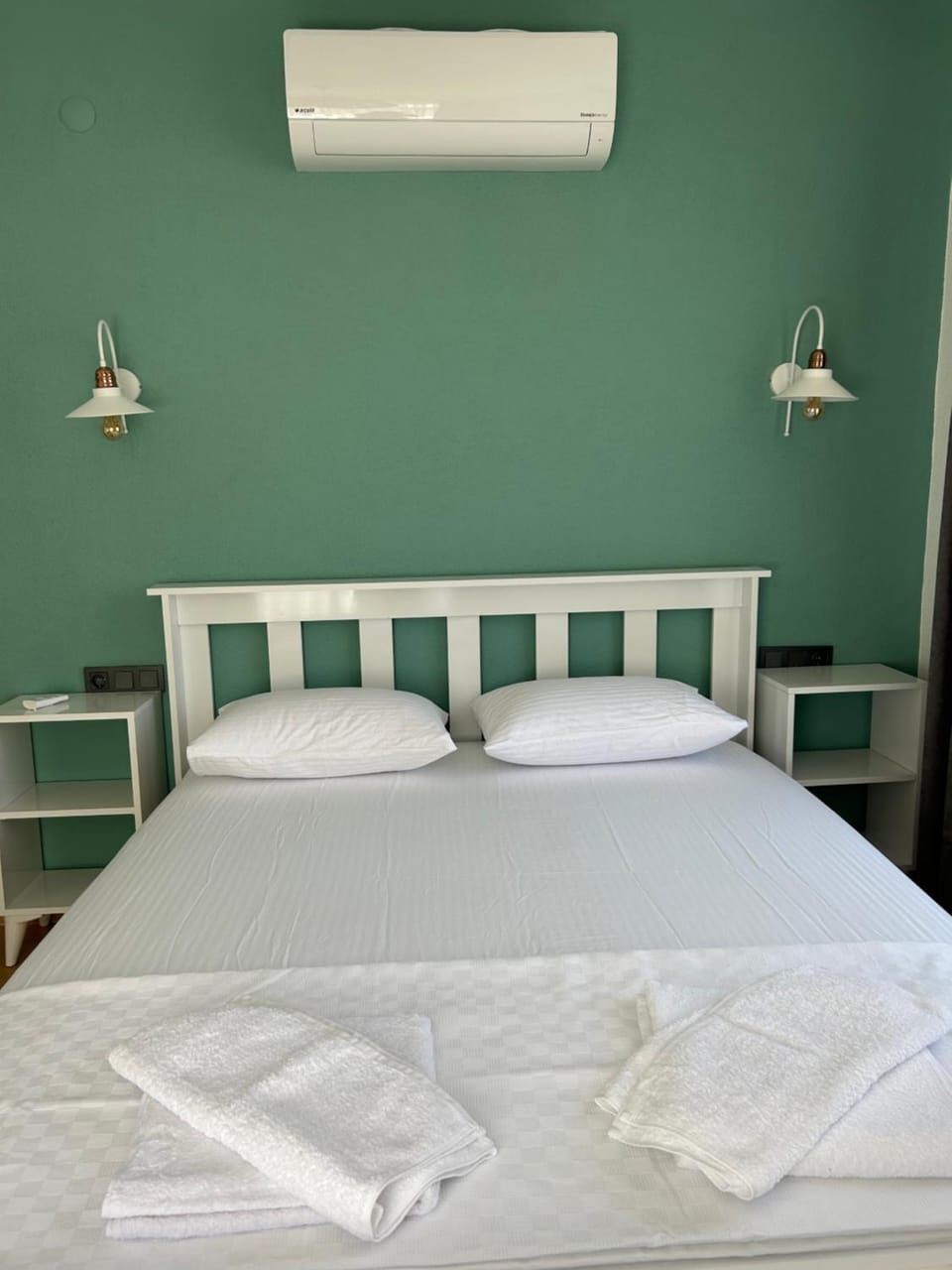 Bed, Bedroom, towels